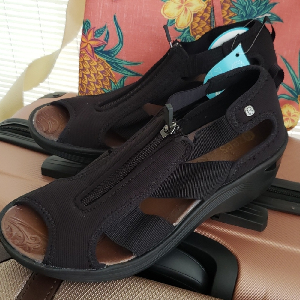 Sale!! Ladies 8.5  BZees Comfort Footwear Sandals